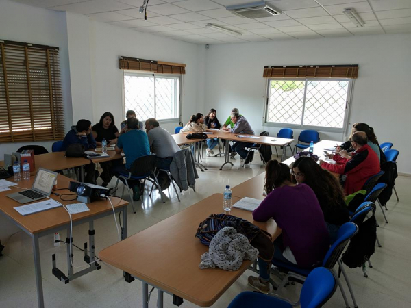 Imagen: Trabajando por grupos en la planificación interpretativa de un itinerario para el curso en la CSEA L...