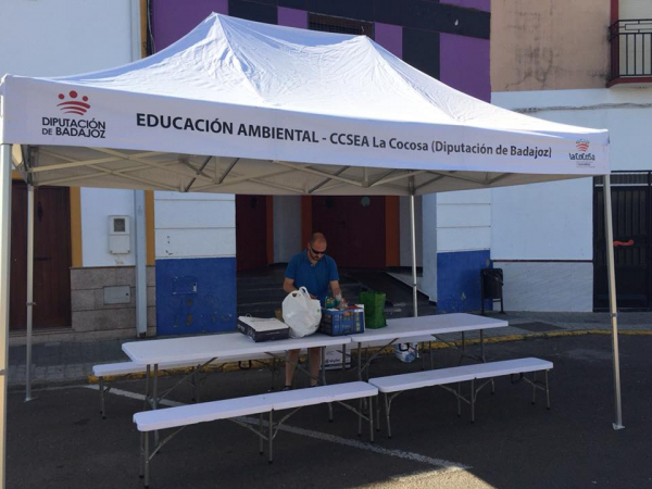 Imagen: Preparados para seguir creando conciencia medioambiental en Valverde de Leganés durante la feria Val...