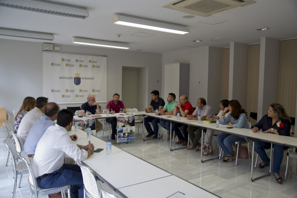 Imagen: LA DIPUTACIÓN DE BADAJOZ SE REÚNE CON LOS ALCALDES DE LOS MUNICIPIOS PARTICIPANTES EN EL PROYECTO UR...