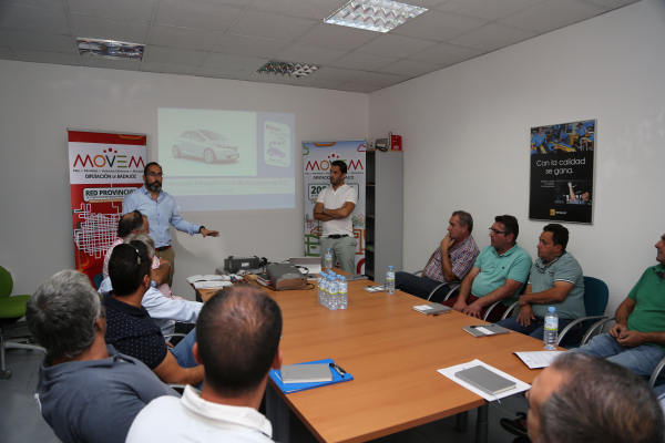 Imagen: Diputación de Badajoz entrega a los municipios pacenses los primeros puntos de recarga para vehículo...