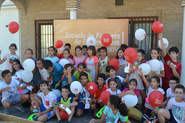 Imagen: Decenas de alumnos aprenden a fabricar queso en la Feria de Zafra