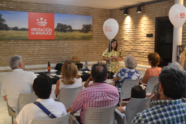 Imagen: Medio centenar de personas descubren los secretos del aceite y el queso a través de catas didácticas
