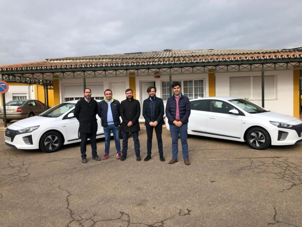 Imagen: La Diputación de Badajoz entrega 2 vehículos eléctricos para titularidad de Diputación Provincial