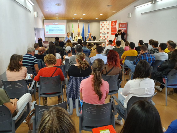 Imagen: La Feria de Empleo, Emprendimiento y Empresa celebrada en el CID La Serena de Castuera, moviliza a m...