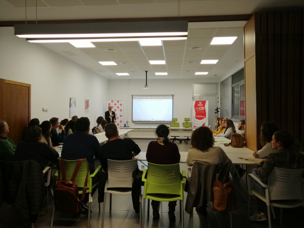 Imagen: Celebrado en San Vicente de Alcántara un taller de escaparatismo dirigido a emprendedores y empresas...