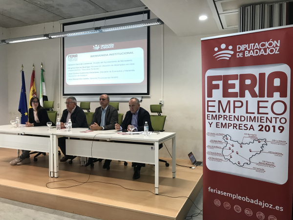 Imagen: 125 asistentes y 10 empresas contratando, han participado en la Feria de Empleo, Emprendimiento y Em...