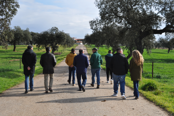 Imagen: Internos del Centro Penitenciario de Badajoz visitan la Finca La Cocosa