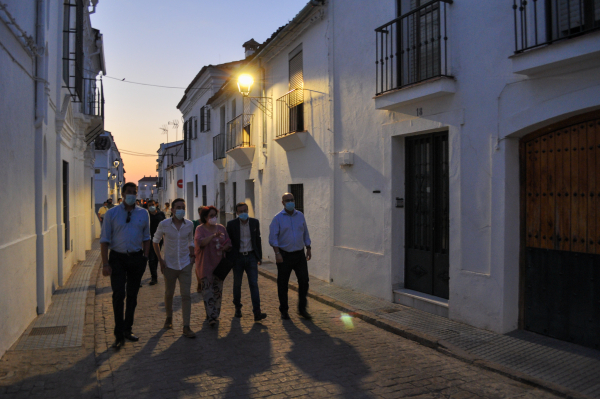 Imagen: El presidente de la Diputación de Badajoz visita las obras de sustitución del alumbrado público de L...