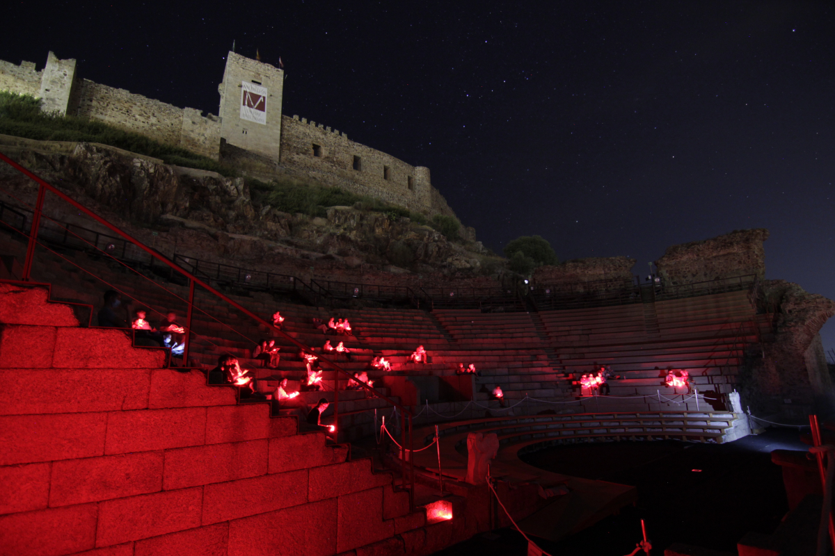 Cerca de 400 personas disfrutan del cielo nocturno gracias a las observaciones astronómicas de la Diputación de Badajoz