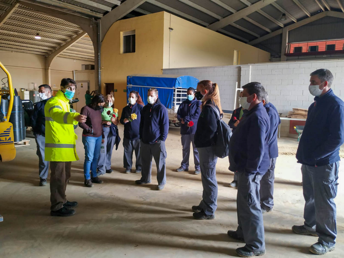 Miembros de Plena Inclusión de Don Benito visitan el Vivero Provincial de la Diputación de Badajoz