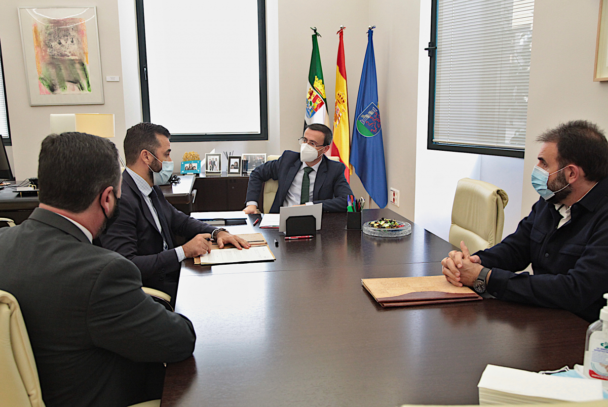 La Diputación de Badajoz y MicroBank firman un convenio de colaboración para incentivar el autoempleo y la actividad emprendedora