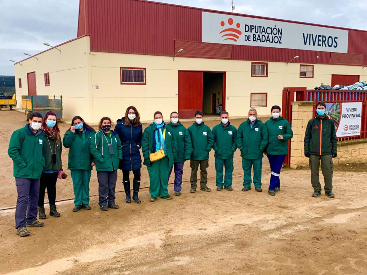 Alumnos de la Asociación Aprexs de Don Benito visitan el Vivero Provincial de la Diputación de Badajoz