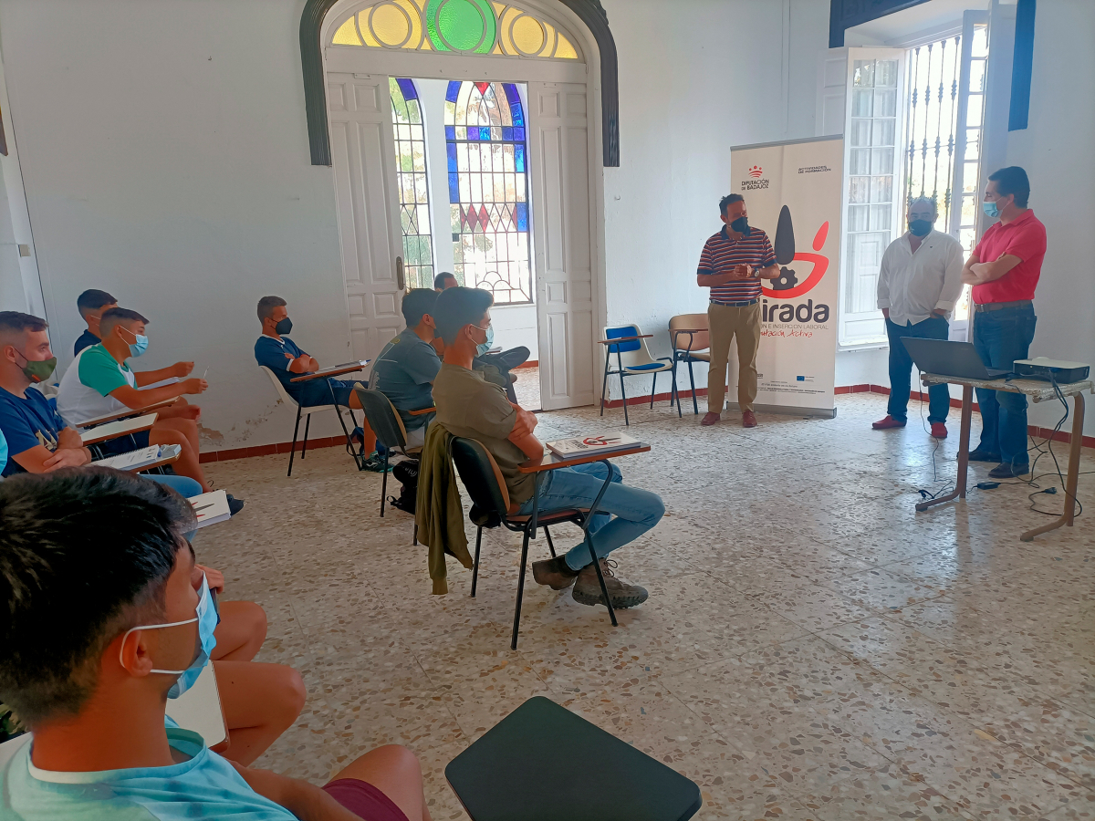 Comienza en Barcarrota una acción formativa de ‘Especialista en trabajos de descorche y poda de encinas y alcornoques’