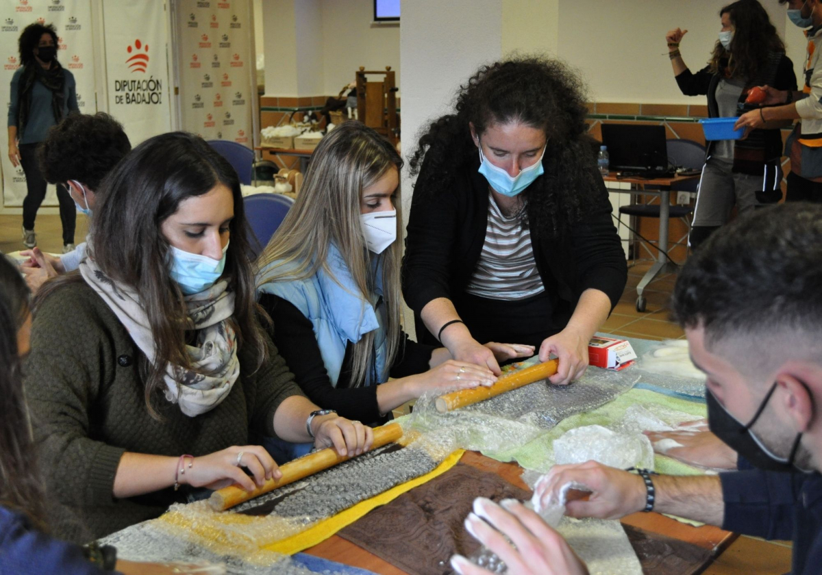 El proyecto pionero ‘Lana Regenerativa para mantener viva la dehesa’ que pone en valor los recursos naturales extremeño visita la finca La Cocosa