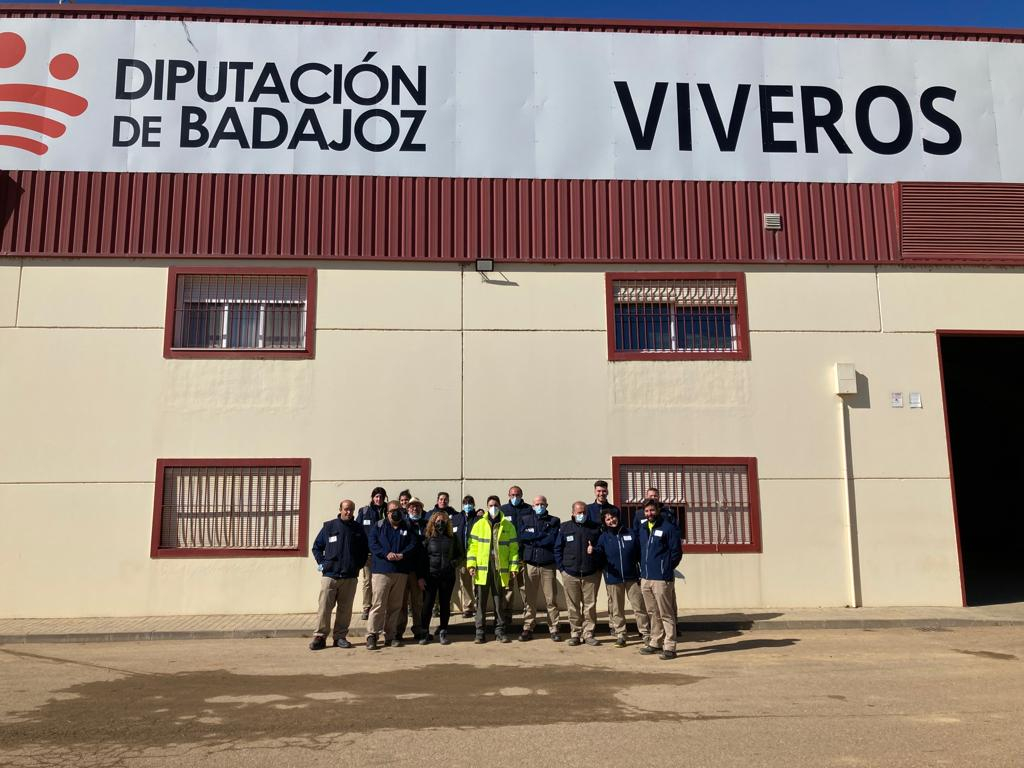 La escuela profesional &quot;Montijo te cuida V&quot; vista el Vivero Provincial de la Diputación de Badajoz
