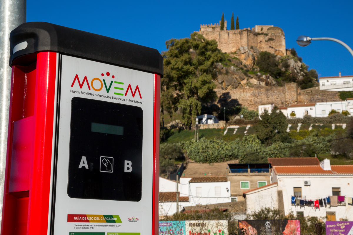 Los puntos de recarga para vehículos eléctricos de Alburquerque, Fuente de Cantos, Jerez de los Caballeros, Llerena y Monesterio entran en funcionamiento