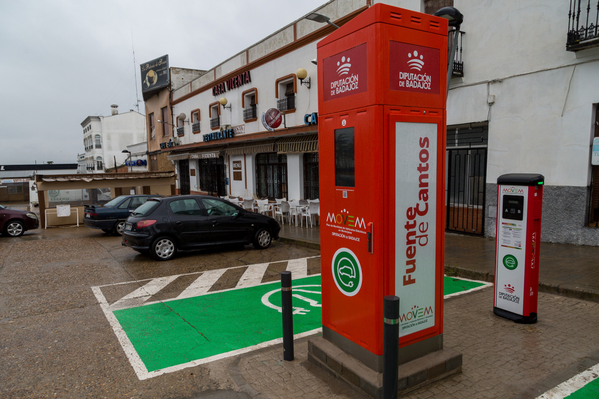 Los puntos de recarga para vehículos eléctricos de Alburquerque, Fuente de Cantos, Jerez de los Caballeros, Llerena y Monesterio entran en funcionamiento