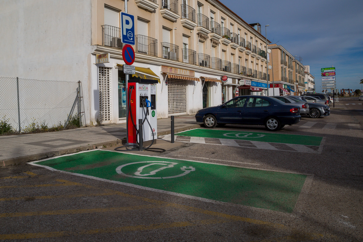 Los puntos de recarga para vehículos eléctricos de Alburquerque, Fuente de Cantos, Jerez de los Caballeros, Llerena y Monesterio entran en funcionamiento
