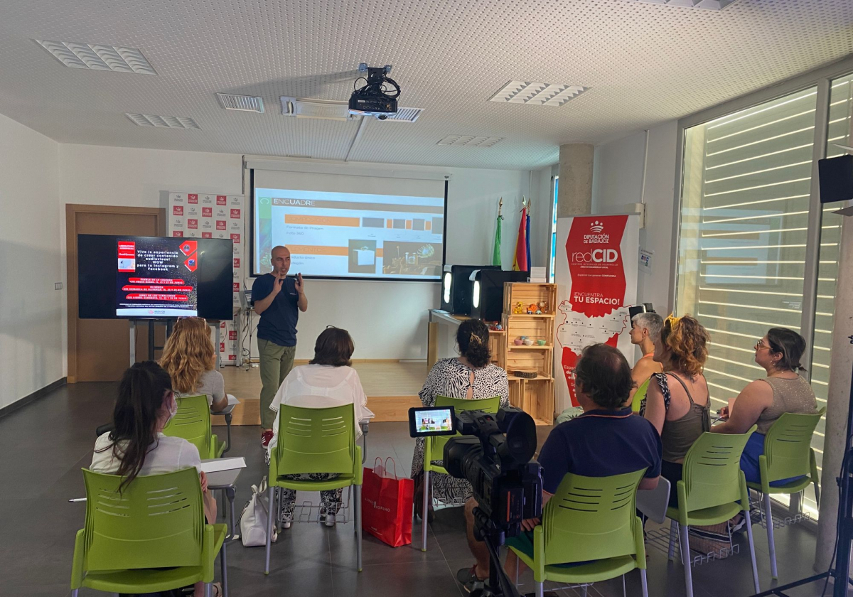 Comienza el programa de formación práctica en competencias digitales para emprendedores y pequeñas empresas del sector de comercio