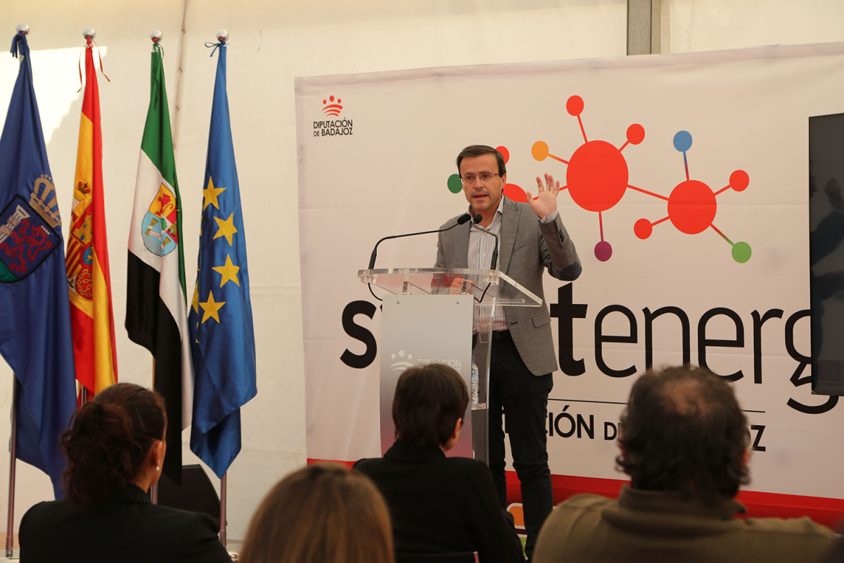 El presidente de la Diputación presenta el proyecto de instalación de paneles fotovoltaicos para autoconsumo en los centros del ciclo integral del agua