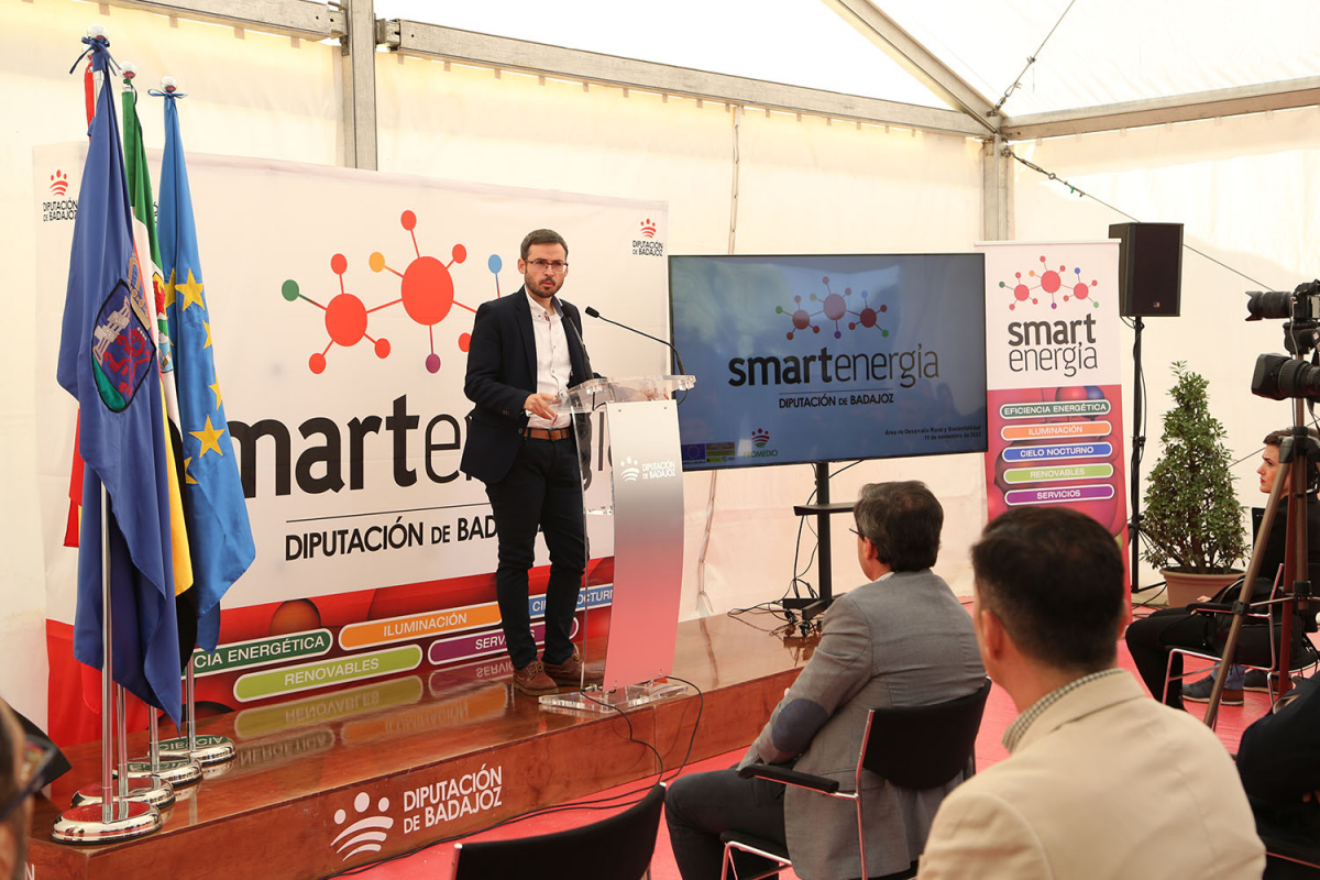 El presidente de la Diputación presenta el proyecto de instalación de paneles fotovoltaicos para autoconsumo en los centros del ciclo integral del agua