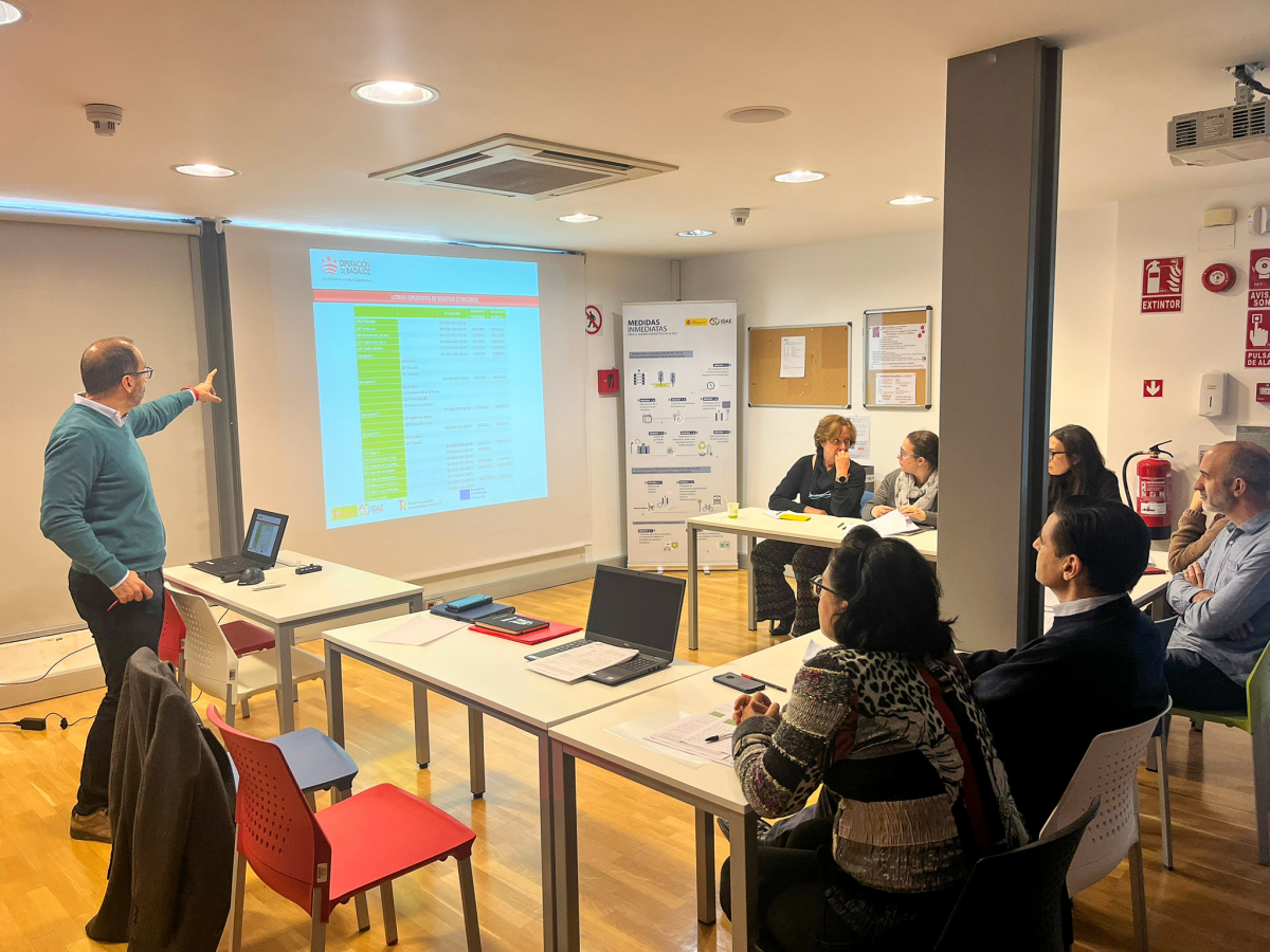 La Diputación de Badajoz e IDAE mantienen una reunión de coordinación en Madrid sobre las nuevas actuaciones en alumbrado público dentro del programa DUS 5000