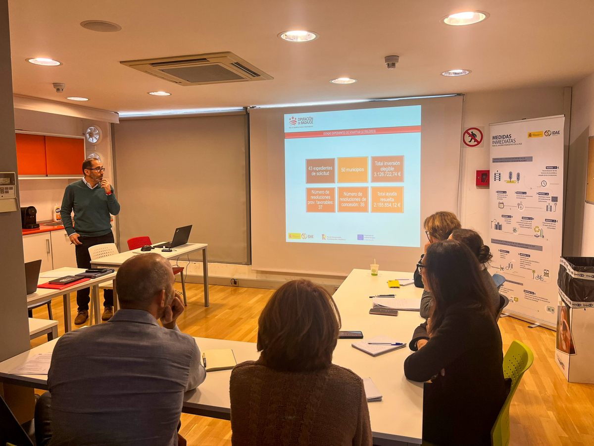 La Diputación de Badajoz e IDAE mantienen una reunión de coordinación en Madrid sobre las nuevas actuaciones en alumbrado público dentro del programa DUS 5000