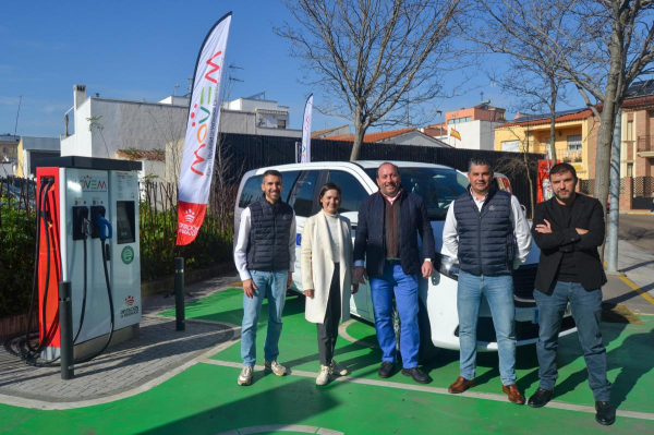 Imagen: La Diputación de Badajoz incorpora dos nuevas furgonetas 100% eléctricas a su flota de vehículos dir...