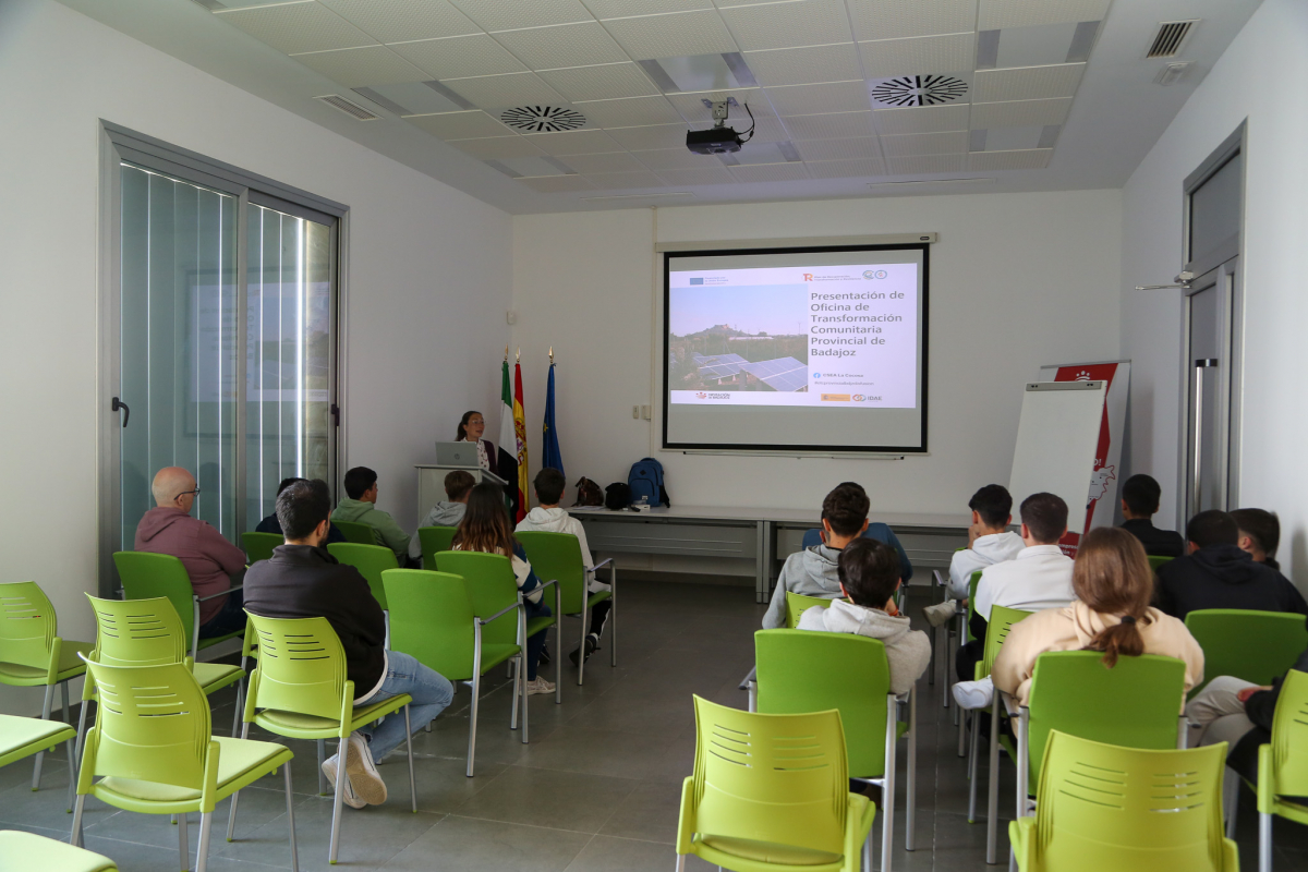 Más de doscientas personas acuden a las jornadas sobre energía y cambio climático impulsadas por la Diputación de Badajoz en ocho municipios de la provincia