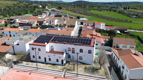 Imagen: La Diputación de Badajoz entrega a 35 ayuntamientos estudios de potencial fotovoltaico en edificio m...