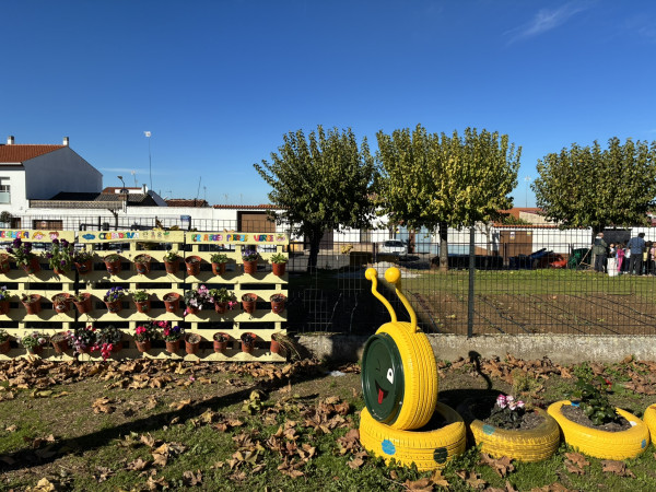 Imagen: Los huertos escolares de invierno florecen en Oliva de la Frontera y Zahínos gracias a los Presupues...